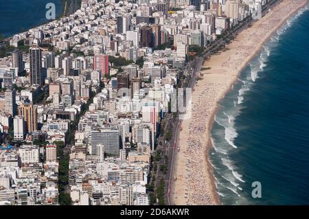 Luftaufnahme der Gebäude vor dem Strand von Ipanema, Rio de Janeiro, Brasilien Stockfoto