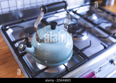 Nahaufnahme von Wasserkocher auf Gasbrenner in der Küche Stockfoto