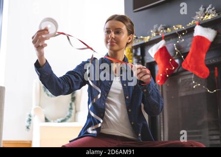 Frau hält ein Band zu Hause Stockfoto