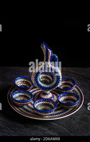 Handgemachte Keramik Hethiter Weingefäße Glas Handgefertigte / Handwerk mit traditionellen Muster auf dunkler Oberfläche und Hintergrund. Gebrauchsfertig. Stockfoto