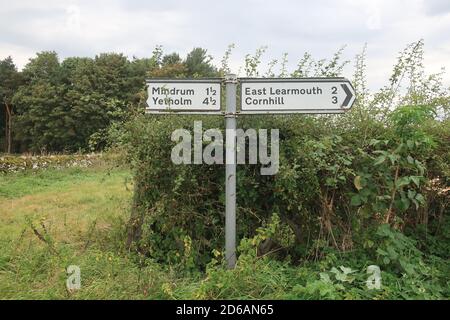 Cornhill Road Richtungsschild. Die anglo-schottische Grenze. Northumberland. England. Großbritannien. VEREINIGTES KÖNIGREICH Stockfoto