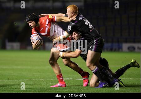 St. Helens' Jonny Lomax (links) wird von Max Jowitt (Mitte) von Wakefield Trinity und Josh Wood (rechts) während des Betfred Super League-Spiels im Halliwell Jones Stadium, Warrington, angegangen. Stockfoto