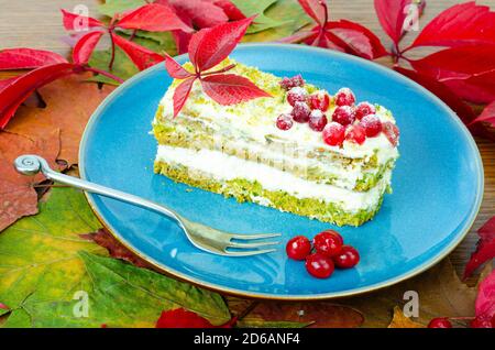 Stück Biskuitkuchen mit Sahne und Beeren auf dem Teller. Studio Foto Stockfoto