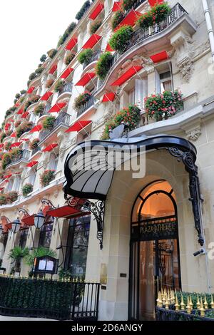 Außenansicht des Hotel Plaza Athénée das historische Wahrzeichen-Hotel In Avenue Montaigne.Paris.Frankreich Stockfoto