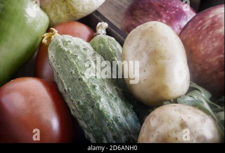 Frisches Gemüse und Obst in einer kleinen Box Stockfoto