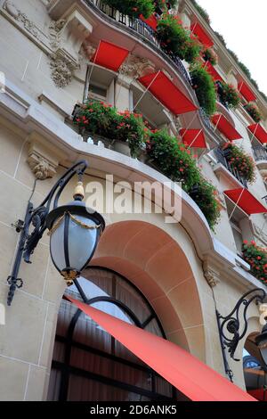 Außenansicht des Hotel Plaza Athénée das historische Wahrzeichen-Hotel In Avenue Montaigne.Paris.Frankreich Stockfoto