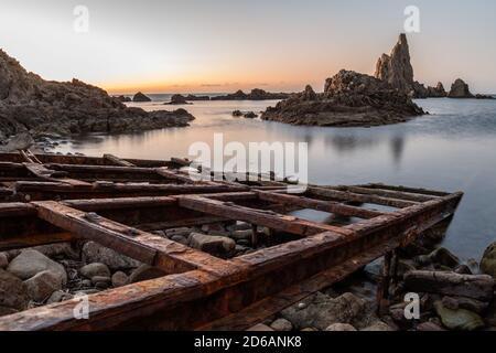 Schöner Sonnenuntergang an einer Küste voller großer Felsen Stockfoto