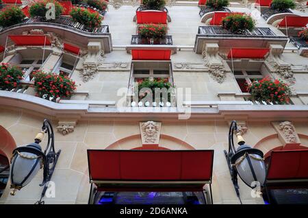 Außenansicht des Hotel Plaza Athénée das historische Wahrzeichen-Hotel In Avenue Montaigne.Paris.Frankreich Stockfoto