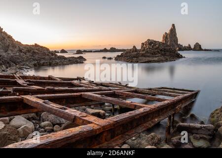 Schöner Sonnenuntergang an einer Küste voller großer Felsen Stockfoto