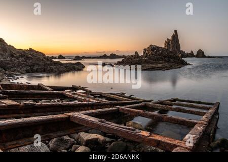 Schöner Sonnenuntergang an einer Küste voller großer Felsen Stockfoto