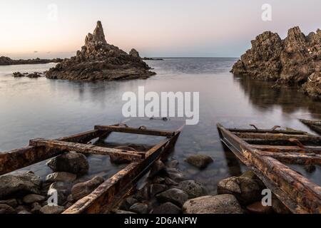 Schöner Sonnenuntergang an einer Küste voller großer Felsen Stockfoto