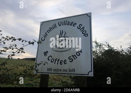 Cornhill Village Shop und Coffee Shop Schild. Die anglo-schottische Grenze. Cornhill. Northumberland. England. Großbritannien. VEREINIGTES KÖNIGREICH Stockfoto