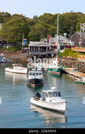 Angeln, Freizeit und Segelboote vor Anker in Perkins Cove, Ogunquit, Maine. Stockfoto