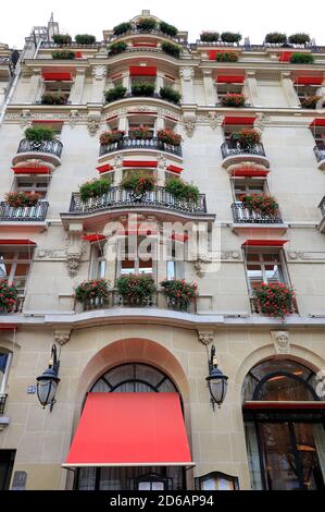 Außenansicht des Hotel Plaza Athenee ein historisches Wahrzeichen Hotel in der Avenue Montaigne. Paris.Île-de-France. Frankreich Stockfoto