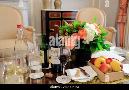 Blumen Früchte und Weine auf dem Tisch im Wohnzimmer der Suite im Hotel Plaza Athénée, dem historischen Wahrzeichen Hotel in Avenue Montaigne.Paris.Frankreich Stockfoto