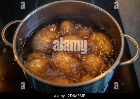 Kochen von Kartoffeln in kochendem Wasser in einem Edelstahltopf Auf dem Herd Stockfoto