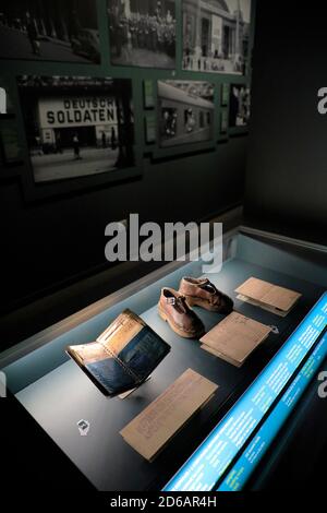 Persönliche Habseligkeiten Brieftasche und Schuhe aus der Zeit der Nazi-Besatzung Display Im Museum der Befreiung von Paris.Paris.Frankreich Stockfoto
