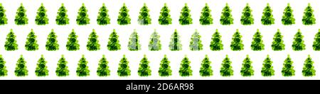 Feiertagsmuster aus frischen grünen Minzblättern als Weihnachtsbaum auf weißem Hintergrund, isoliert. Weihnachten, Neujahr Winter kreatives Konzept. Nahaufnahme, flach liegend, Draufsicht. Stockfoto