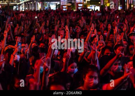Regierungsfeindliche Demonstranten halten während der Demonstration die drei Finger hoch. Tausende von thailändischen regierungsfeindlichen Demonstranten besetzten die Hauptstraße in Bangkok und forderten den Rücktritt Thailands? premierminister Prayuth Chan-ocha und Reformen zur Monarchie. Stockfoto