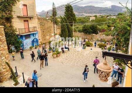 Parrini, Sizilien, Italien - 27. September 2020: Touristen besuchen das alte Dorf Parrini in der Gemeinde Partinico, in der Provinz Palerm Stockfoto