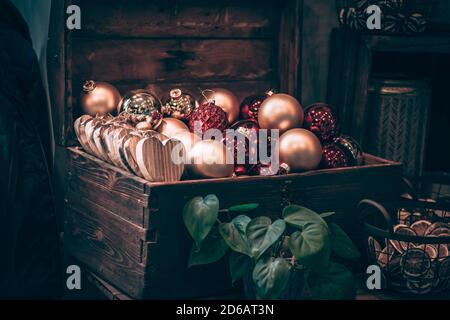 goldene und rote Kugeln für weihnachtsbaum in Holz angeordnet Koffer Stockfoto