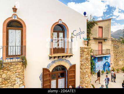 Parrini, Sizilien, Italien - 27. September 2020: Bemalte Häuser des alten Dorfes Parrini, auch das Barcelona von Partinico in der Provinz genannt Stockfoto