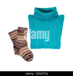 Blauer warmer Strickpullover mit Muster und Socken. Auf Weiß isolieren. Warme Winterkleidung. Stockfoto