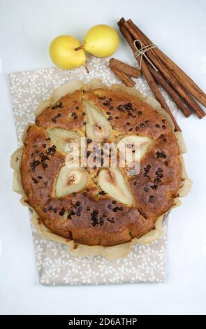 Birne und Schokolade Chip Kuchen auf weißem Hintergrund. Draufsicht. Stockfoto