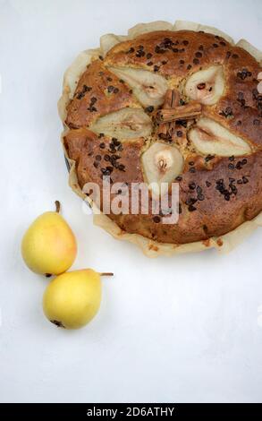 Birne und Schokolade Chip Kuchen auf weißem Hintergrund. Draufsicht. Stockfoto