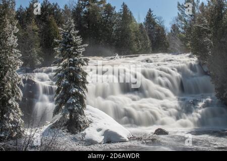 Eine Langzeitaufnahme der wunderschönen Bond Falls in Die obere Halbinsel von Michigan Stockfoto