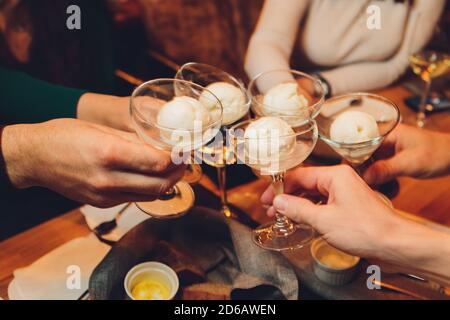 Frisches Obst Sorbet Eis in einer Glasplatte. Stockfoto