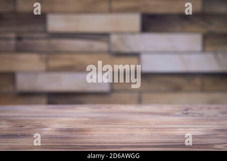 Leerer Holztisch und Ziegelwand für Produktanzeige Stockfoto