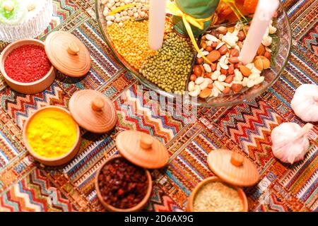 Arabisches oder türkisches Quisin. Nahost-Quisine. Verschiedene Vorspeisen auf einem Teller. Stockfoto