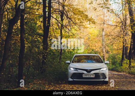 Ufa, Russland, 07-10-2020: Brandneues Toyota Camry Hybrid-Modell 2020. Allgemeine Vorderansicht bei Sonnenuntergang. Stockfoto
