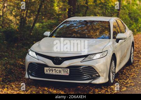 Ufa, Russland, 07-10-2020: Brandneues Toyota Camry Hybrid-Modell 2020. Allgemeine Vorderansicht bei Sonnenuntergang. Stockfoto