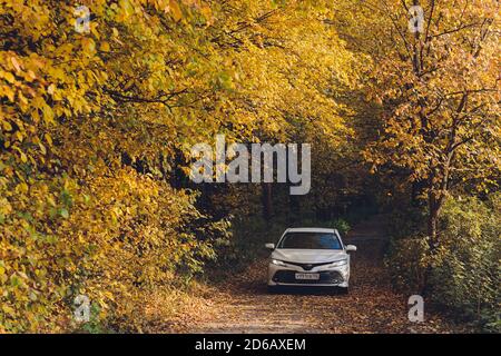 Ufa, Russland, 07-10-2020: Brandneues Toyota Camry Hybrid-Modell 2020. Allgemeine Vorderansicht bei Sonnenuntergang. Stockfoto