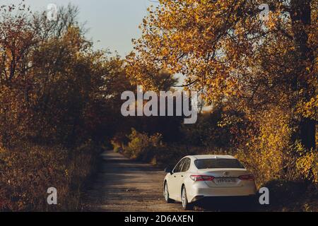 Ufa, Russland, 07-10-2020: Brandneues Toyota Camry Hybrid-Modell 2020. Allgemeine Vorderansicht bei Sonnenuntergang. Stockfoto