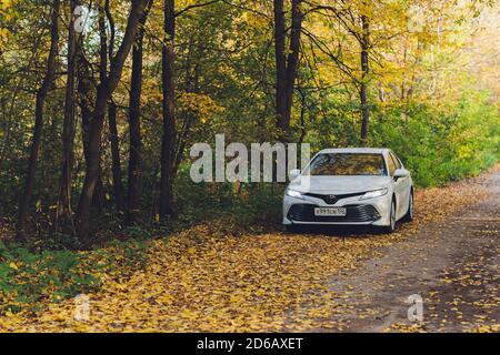 Ufa, Russland, 07-10-2020: Brandneues Toyota Camry Hybrid-Modell 2020. Allgemeine Vorderansicht bei Sonnenuntergang. Stockfoto