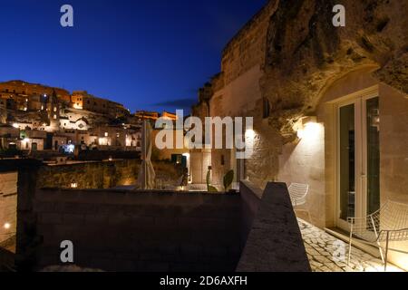 Spätnachts Ansicht des alten sassi von Matera Italien von einem beleuchteten Patio. Stockfoto