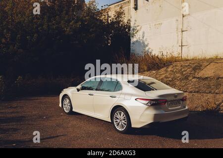 Ufa, Russland, 07-10-2020: Brandneues Toyota Camry Hybrid-Modell 2020. Allgemeine Vorderansicht bei Sonnenuntergang. Stockfoto