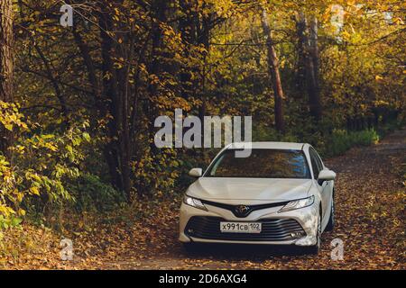 Ufa, Russland, 07-10-2020: Brandneues Toyota Camry Hybrid-Modell 2020. Allgemeine Vorderansicht bei Sonnenuntergang. Stockfoto