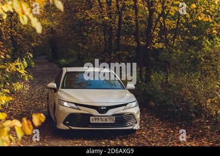 Ufa, Russland, 07-10-2020: Brandneues Toyota Camry Hybrid-Modell 2020. Allgemeine Vorderansicht bei Sonnenuntergang. Stockfoto