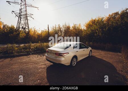 Ufa, Russland, 07-10-2020: Brandneues Toyota Camry Hybrid-Modell 2020. Allgemeine Vorderansicht bei Sonnenuntergang. Stockfoto