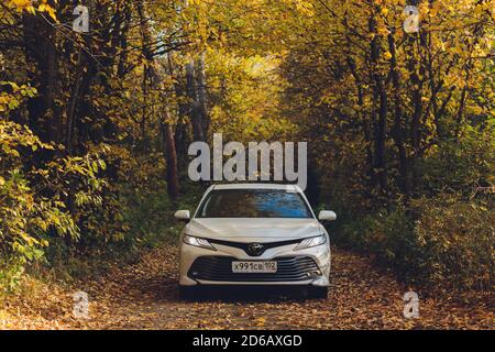 Ufa, Russland, 07-10-2020: Brandneues Toyota Camry Hybrid-Modell 2020. Allgemeine Vorderansicht bei Sonnenuntergang. Stockfoto