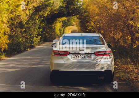 Ufa, Russland, 07-10-2020: Brandneues Toyota Camry Hybrid-Modell 2020. Allgemeine Vorderansicht bei Sonnenuntergang. Stockfoto