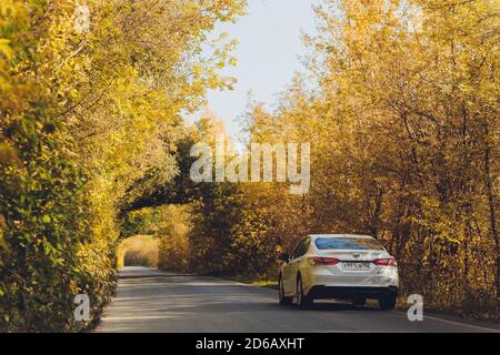 Ufa, Russland, 07-10-2020: Brandneues Toyota Camry Hybrid-Modell 2020. Allgemeine Vorderansicht bei Sonnenuntergang. Stockfoto