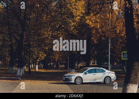 Ufa, Russland, 07-10-2020: Brandneues Toyota Camry Hybrid-Modell 2020. Allgemeine Vorderansicht bei Sonnenuntergang. Stockfoto