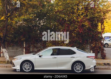 Ufa, Russland, 07-10-2020: Brandneues Toyota Camry Hybrid-Modell 2020. Allgemeine Vorderansicht bei Sonnenuntergang. Stockfoto