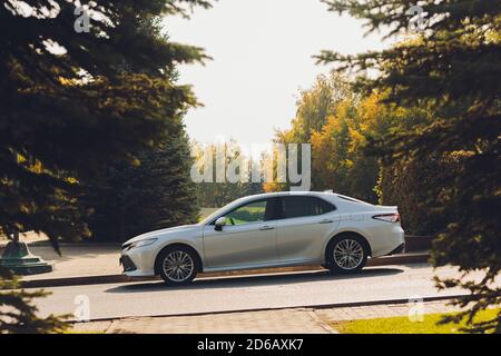 Ufa, Russland, 07-10-2020: Brandneues Toyota Camry Hybrid-Modell 2020. Allgemeine Vorderansicht bei Sonnenuntergang. Stockfoto