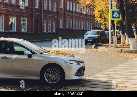 Ufa, Russland, 07-10-2020: Brandneues Toyota Camry Hybrid-Modell 2020. Allgemeine Vorderansicht bei Sonnenuntergang. Stockfoto